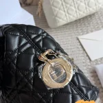 Effortlessly nail that chic, relaxed French vibe with this underarm bag-box - Image 8