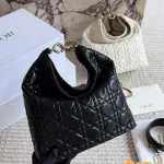 Effortlessly nail that chic, relaxed French vibe with this underarm bag-box - Image 7