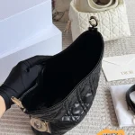 Effortlessly nail that chic, relaxed French vibe with this underarm bag-box - Image 3