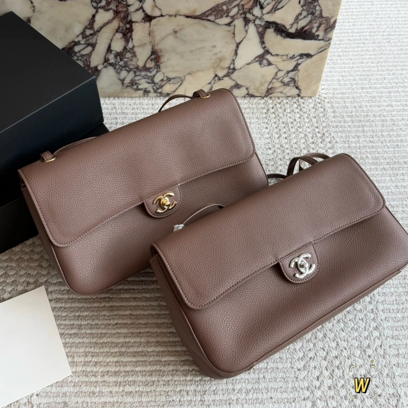 13426243959196000 This leather shoulder bag is the ultimate travel and commute bag! Comes with a box - Image 1