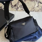 A versatile size, perfect for your everyday commute or casual outings-no box