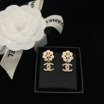 Double C flower stud earrings-box