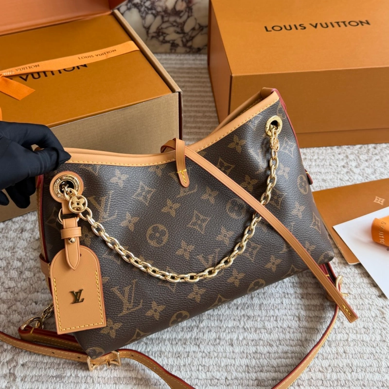 13426501917473800 The new Carryall is so much cuter now! For girls who aren't into oversized bags, this one is totally worry-free. 26cm with a double box - Image 1