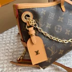 The new Carryall is so much cuter now! For girls who aren't into oversized bags, this one is totally worry-free. 26cm with a double box - Image 10