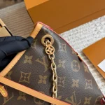 The new Carryall is so much cuter now! For girls who aren't into oversized bags, this one is totally worry-free. 26cm with a double box - Image 9