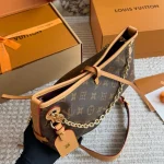 The new Carryall is so much cuter now! For girls who aren't into oversized bags, this one is totally worry-free. 26cm with a double box - Image 8