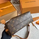The new Carryall is so much cuter now! For girls who aren't into oversized bags, this one is totally worry-free. 26cm with a double box - Image 7