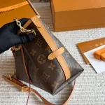 The new Carryall is so much cuter now! For girls who aren't into oversized bags, this one is totally worry-free. 26cm with a double box - Image 6