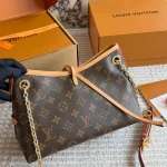 The new Carryall is so much cuter now! For girls who aren't into oversized bags, this one is totally worry-free. 26cm with a double box - Image 5
