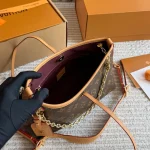The new Carryall is so much cuter now! For girls who aren't into oversized bags, this one is totally worry-free. 26cm with a double box - Image 4