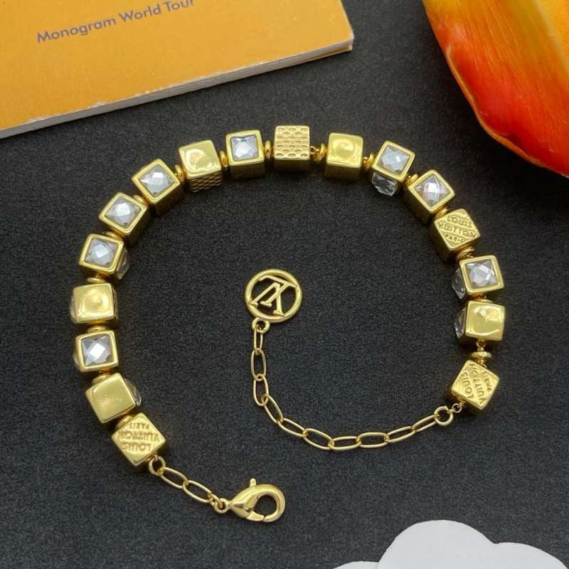 13426758544577600 New arrival bracelet, comes with the original brand box - Image 1