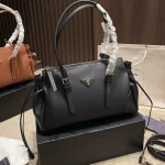Practical yet stylish. Featuring long handles and exquisite hardware, the details are absolutely flawless-box - Image 3