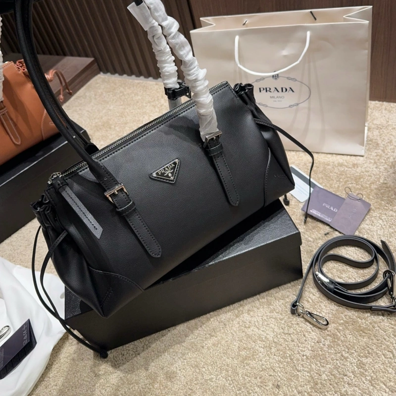 13426760917136600 Practical yet stylish. Featuring long handles and exquisite hardware, the details are absolutely flawless-box - Image 1