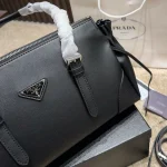 Practical yet stylish. Featuring long handles and exquisite hardware, the details are absolutely flawless-box - Image 13