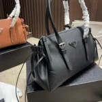 Practical yet stylish. Featuring long handles and exquisite hardware, the details are absolutely flawless-box - Image 11