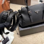 Practical yet stylish. Featuring long handles and exquisite hardware, the details are absolutely flawless-box - Image 10