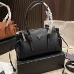 Practical yet stylish. Featuring long handles and exquisite hardware, the details are absolutely flawless-box - Image 6