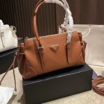 Practical yet stylish. Featuring long handles and exquisite hardware, the details are absolutely flawless-box - Image 4