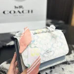 This accordion bag is an absolute perfect match for daily commuting-box