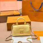 A delicate and petite handbag with a high-quality finish-box - Image 2