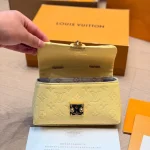 A delicate and petite handbag with a high-quality finish-box - Image 5