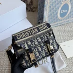 Mini messenger bag with a shoulder strap that can be easily switched between shoulder carry and crossbody-box