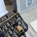 Mini messenger bag with a shoulder strap that can be easily switched between shoulder carry and crossbody-box - Image 10
