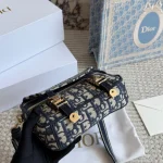 Mini messenger bag with a shoulder strap that can be easily switched between shoulder carry and crossbody-box - Image 9