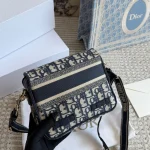 Mini messenger bag with a shoulder strap that can be easily switched between shoulder carry and crossbody-box - Image 8