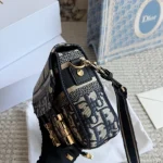 Mini messenger bag with a shoulder strap that can be easily switched between shoulder carry and crossbody-box - Image 7