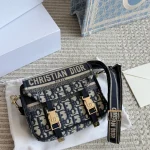 Mini messenger bag with a shoulder strap that can be easily switched between shoulder carry and crossbody-box - Image 6