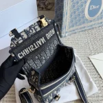 Mini messenger bag with a shoulder strap that can be easily switched between shoulder carry and crossbody-box - Image 4