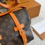Medium messenger bag for daily commute and casual outings-box - Image 10