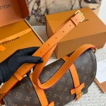 Medium messenger bag for daily commute and casual outings-box - Image 9