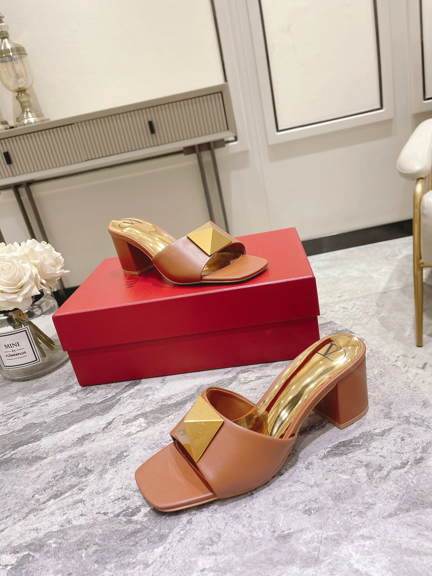 a5c3c4b203d576bf440c774225aa6817 Generous Square-toe Nail Sandals-box - Image 1