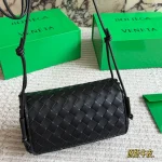 New shoulder/crossbody bag in cowhide. Effortlessly chic with a relaxed 'old money' vibe-box - Image 2