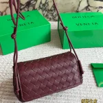 New shoulder/crossbody bag in cowhide. Effortlessly chic with a relaxed 'old money' vibe-box - Image 14