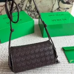 New shoulder/crossbody bag in cowhide. Effortlessly chic with a relaxed 'old money' vibe-box - Image 12