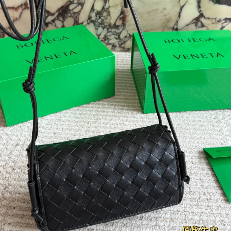 13427364462636000 New shoulder/crossbody bag in cowhide. Effortlessly chic with a relaxed 'old money' vibe-box - Image 1
