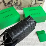 New shoulder/crossbody bag in cowhide. Effortlessly chic with a relaxed 'old money' vibe-box - Image 9