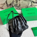 New shoulder/crossbody bag in cowhide. Effortlessly chic with a relaxed 'old money' vibe-box - Image 8