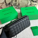 New shoulder/crossbody bag in cowhide. Effortlessly chic with a relaxed 'old money' vibe-box - Image 7