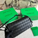 New shoulder/crossbody bag in cowhide. Effortlessly chic with a relaxed 'old money' vibe-box - Image 6