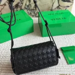 New shoulder/crossbody bag in cowhide. Effortlessly chic with a relaxed 'old money' vibe-box - Image 5