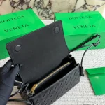New shoulder/crossbody bag in cowhide. Effortlessly chic with a relaxed 'old money' vibe-box - Image 4