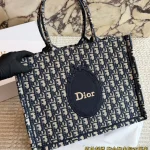 The latest D-family tote bag features 3D embroidery. This is definitely not an ordinary piece-box