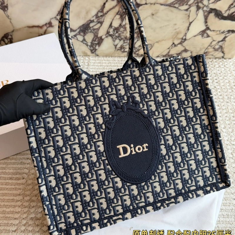 13427536381210800 The latest D-family tote bag features 3D embroidery. This is definitely not an ordinary piece-box - Image 1