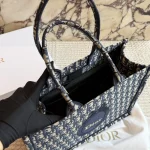 The latest D-family tote bag features 3D embroidery. This is definitely not an ordinary piece-box - Image 9