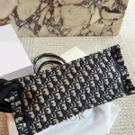 The latest D-family tote bag features 3D embroidery. This is definitely not an ordinary piece-box - Image 3
