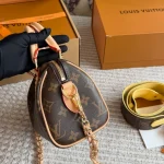 The new pillow bag perfectly showcases a fashionable, gorgeous, and charming vibe-box - Image 9